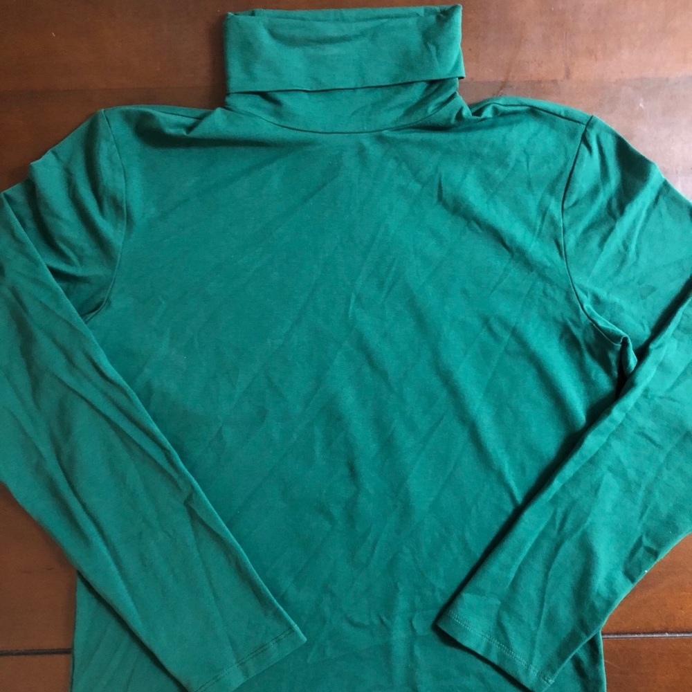 Men’s green turtleneck